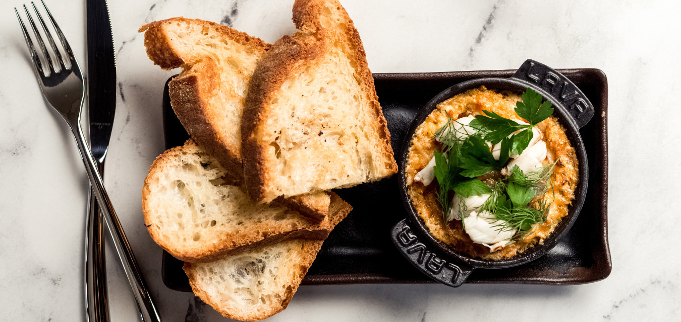 deviled crab dip with toasted bread