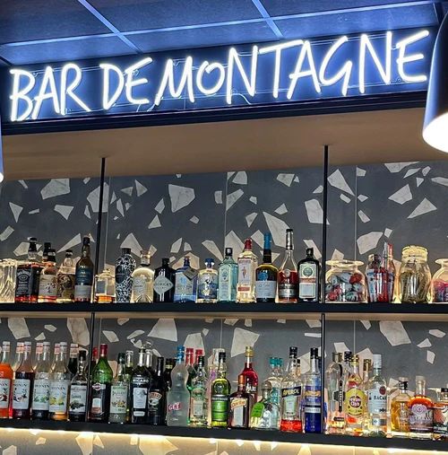 customized neon sign from Justine, spelling: Bar de Montagne