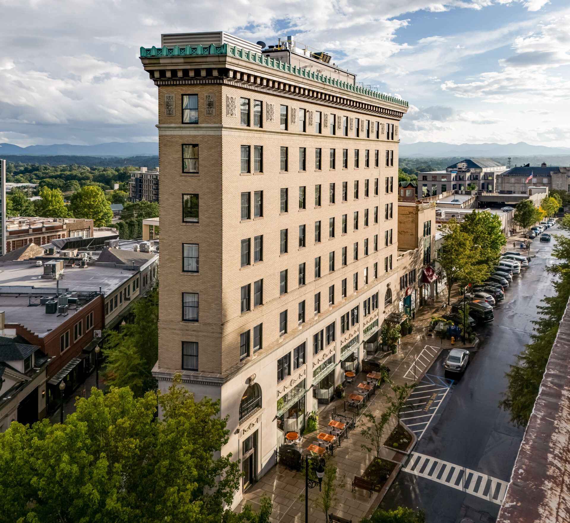 Flat Iron Hotel Andy Frame