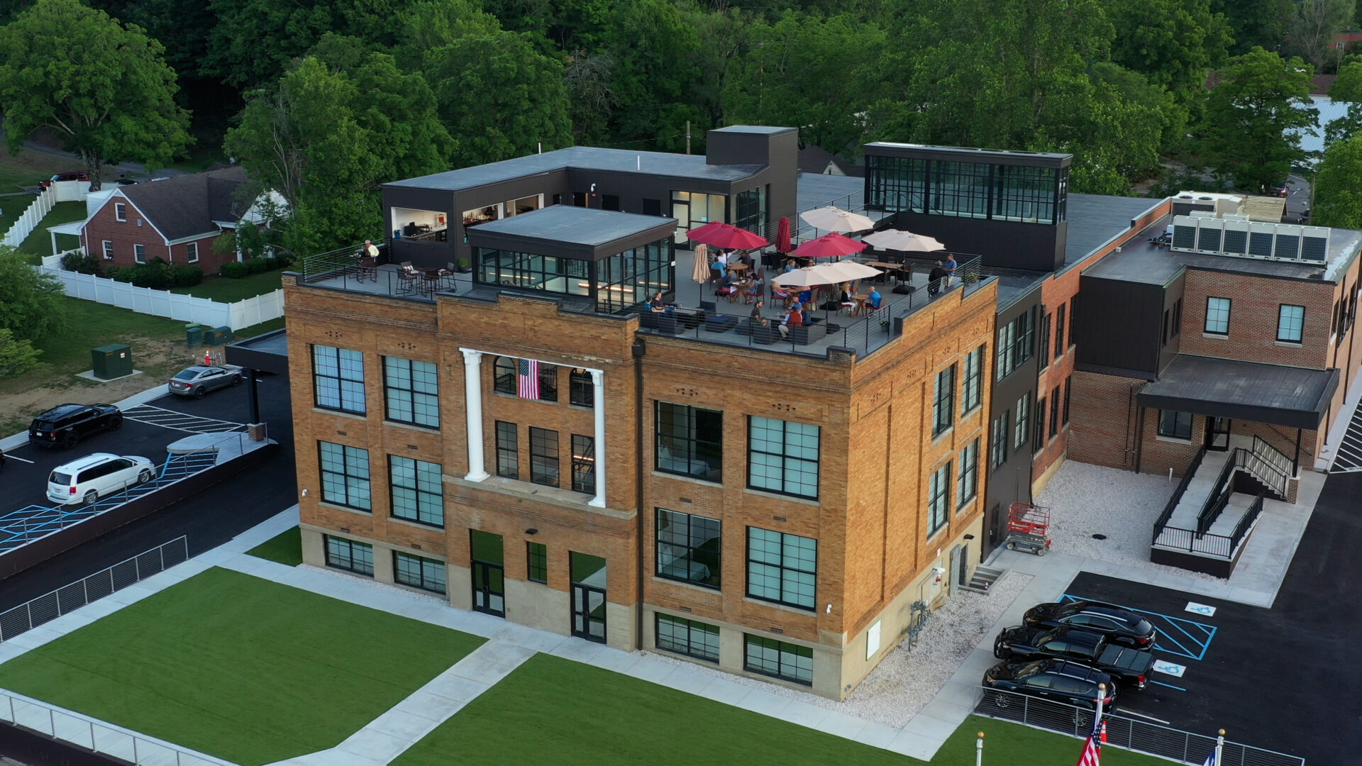 The Schoolhouse Hotel (rooftop bar) Photo By Havenbrook Media Courtesy Expereince Greenbrier Valley ()