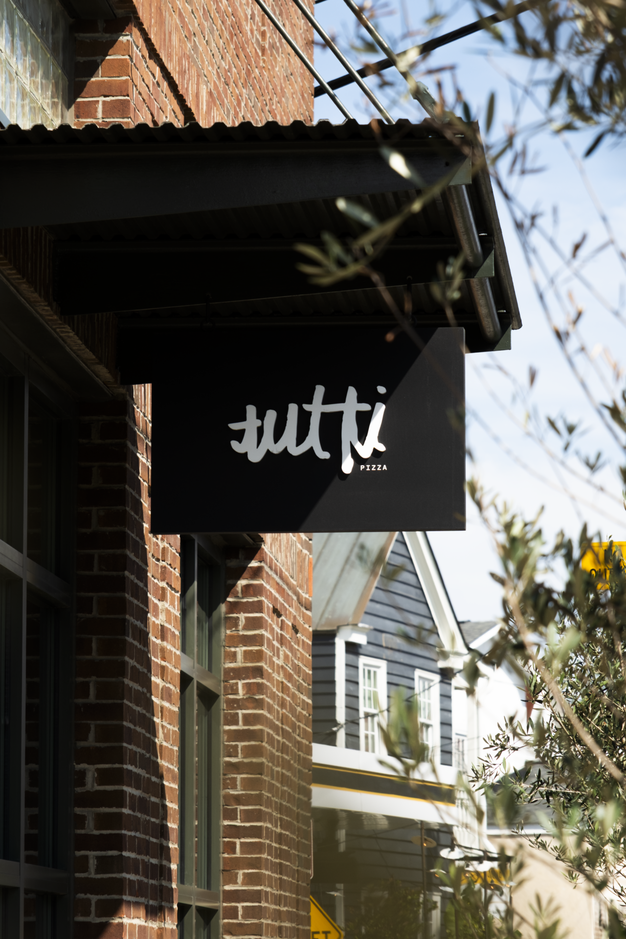 Tutti pizza shop sign