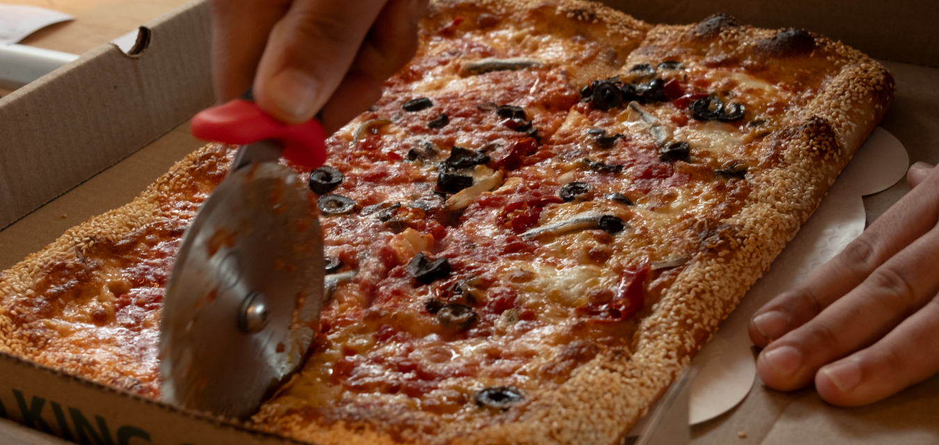 Tutti video article cutting pizza