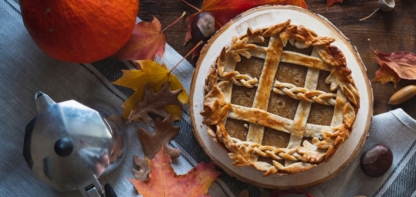 apple pie and kettle Diliara Garifullina on Unsplash